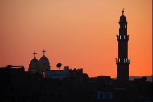 wieże kościoła i meczetu